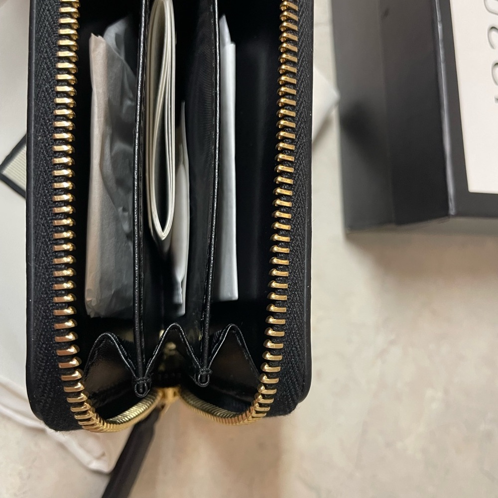 Gucci Black Zip-Around Wallet with Gold Detail - Picture 4 of 11